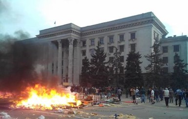 Дом Профсоюзов в Одессе еще горит