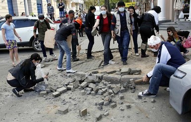 Центр Одессы убирают после беспорядков