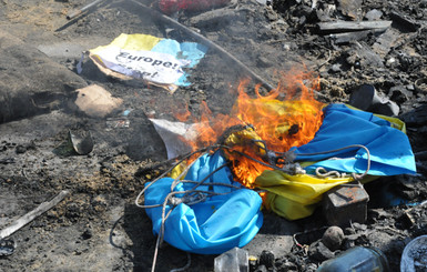 В Одессе сожгли украинский флаг