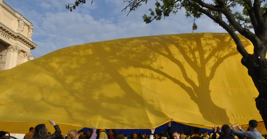 Во Львове развернули 60-метровый флаг Украины