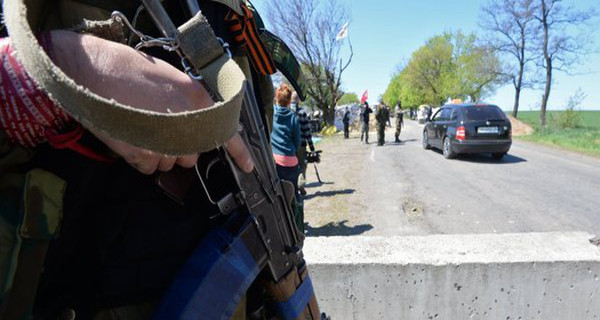 В Луганске заблокировали военкомат, слышны выстрелы