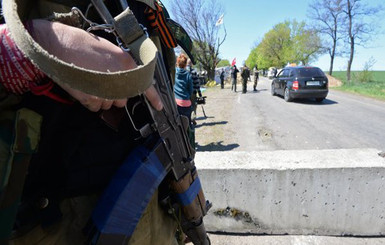 В Луганске заблокировали военкомат, слышны выстрелы