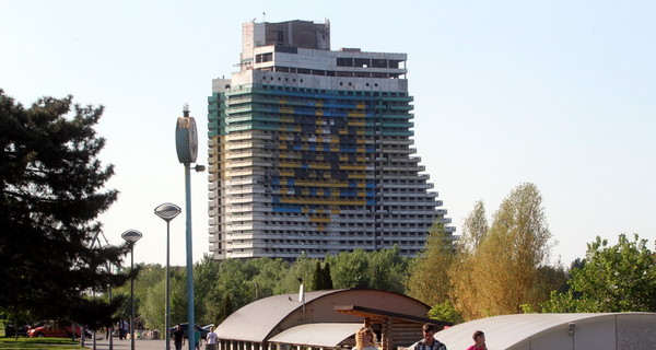 В Днепропетровске на гостинице нарисовали самый большой в Украине тризуб
