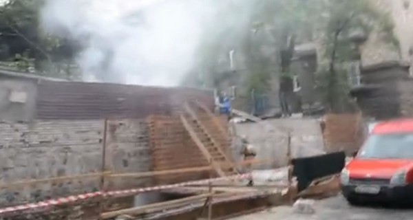 В центре Киева горит здание: к нему бегут активисты с огнетушителями