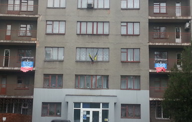 В Кировском шахтеры сняли украинский флаг с исполкома и требуют референдум