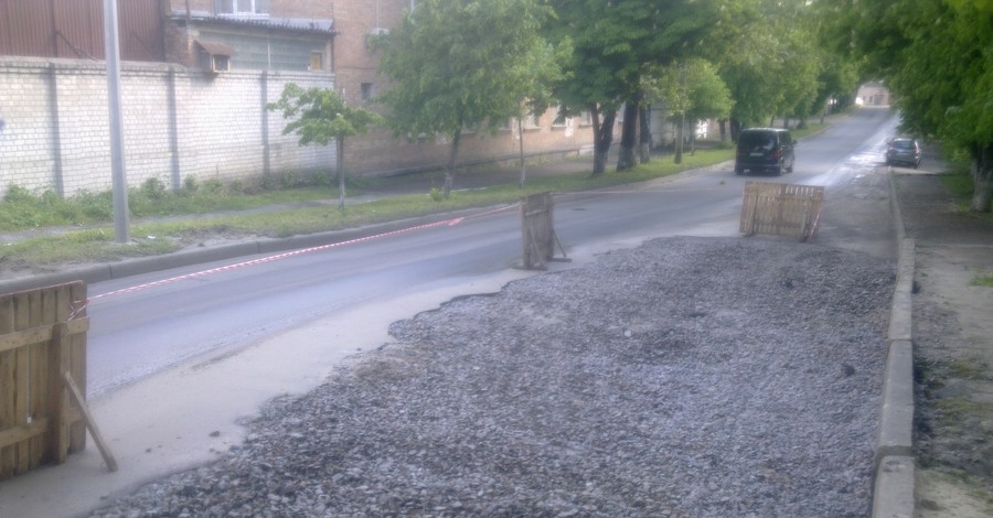 В Киеве провалилась часть улицы