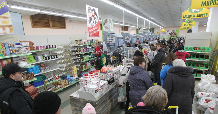 В киевском супермаркете двое воров пытались украсть из магазина рыбу и икру