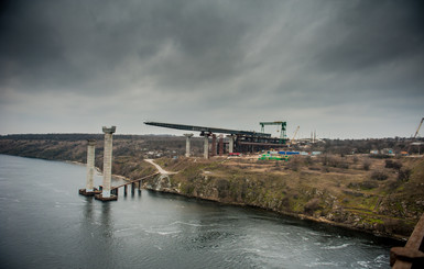 В Запорожье приостановили строительство мостов