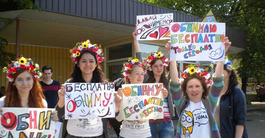 В Харькове всплеск доброты: люди плетут венок единства и устраивают 