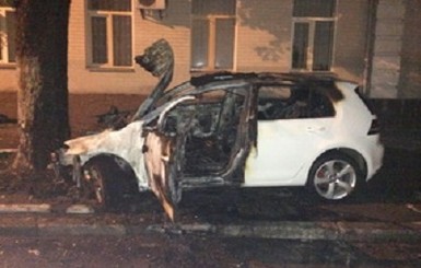 В Киеве иномарка врезалась в дерево и загорелась