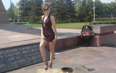 Скандал в России: девушка сфотографировалась у Вечного огня
