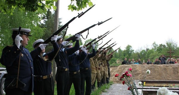 Под Киевом перезахоронили останки 75 солдат