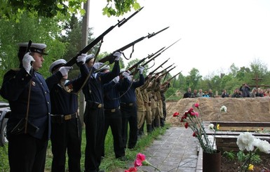 Под Киевом перезахоронили останки 75 солдат