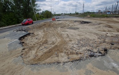 В Киеве на дороге появилась яма диаметром в 15 метров