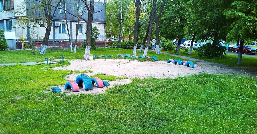 В Киеве исчезают детские площадки