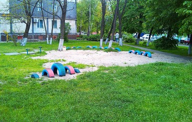 В Киеве исчезают детские площадки
