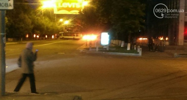 В Мариуполе подожгли троллейбус и перекрыли трассу 