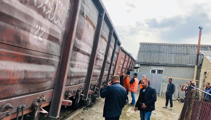 В Ужгороде поезд сошел с рельс рядом с жилыми домами