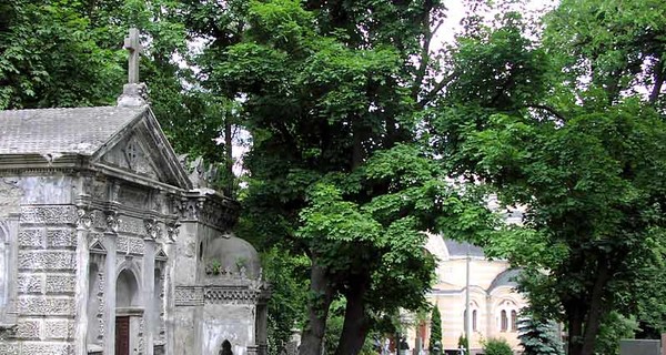 В Киеве дети восстанавливают братские могилы