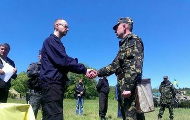 Яценюк посетил Славянск и вручил бойцам новые БТРы