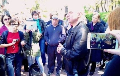 В Луганске опять осаждают здание областной милиции