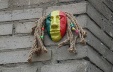 В Запорожье на стенах домов появились загадочные маски