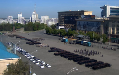 В центре Харькова военные ходят колоннами