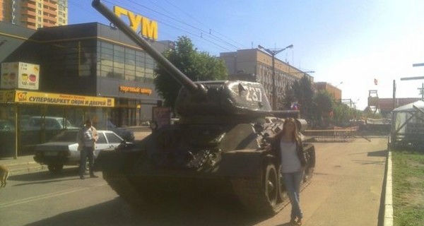 На баррикадах у Луганского СБУ появился танк Победы