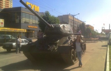 На баррикадах у Луганского СБУ появился танк Победы