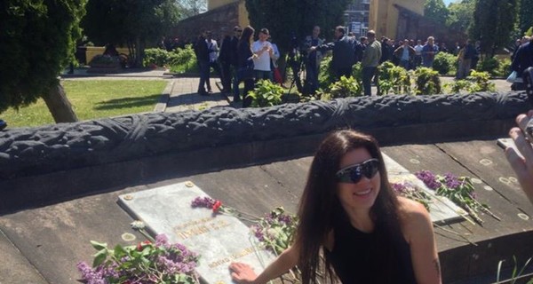 Руслана во Львове на Холме Славы  возложила цветы на могилы солдат