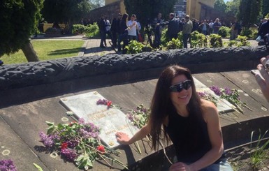 Руслана во Львове на Холме Славы  возложила цветы на могилы солдат