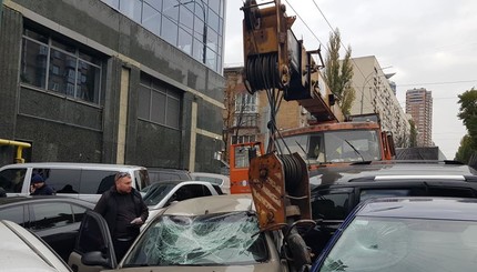 В Киеве кран протаранил 10 машин 