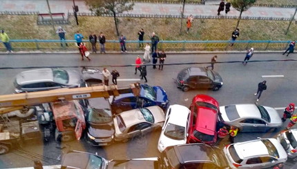 На улице Леси Украинки автокран, с отказавшими тормозами, протаранил 17 припаркованных автомобилей