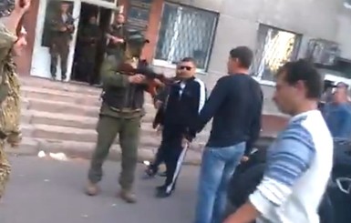 В интернете появилось видео ранения митингующего в Красноармейске