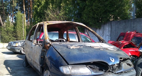 Под Львовом пьяный мужчина сбил пешеходов, а после сжег свою машину