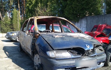 Под Львовом пьяный мужчина сбил пешеходов, а после сжег свою машину