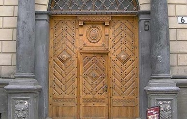 Во Львове реставрируют деревянные ворота XVII века