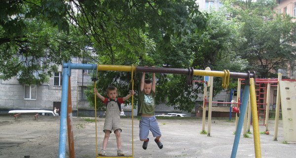 Главные опасности детской площадки во Львове