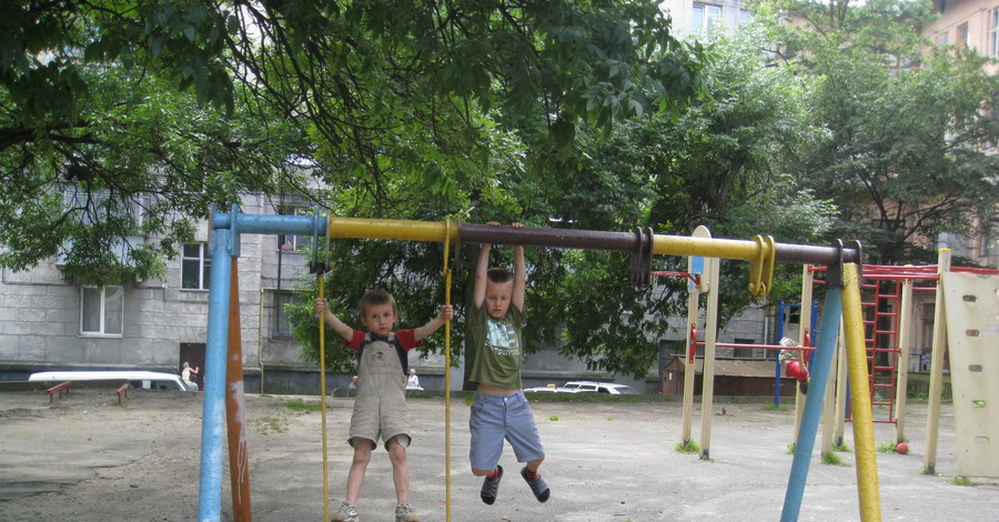 Главные опасности детской площадки во Львове