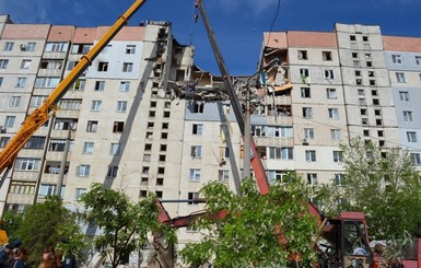 В Николаеве под завалами многоэтажки ищут  двух студенток 