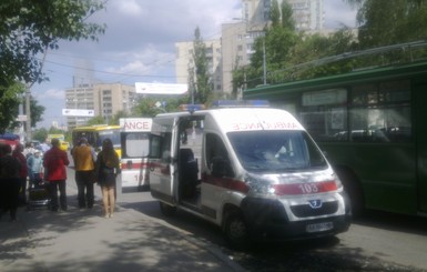В Киеве женщина на ходу выпала из троллейбуса и сломала ногу