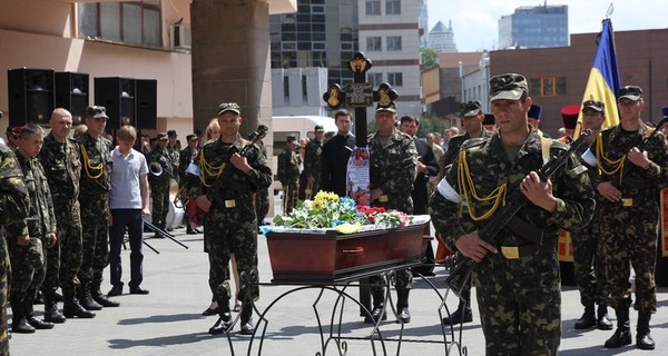 Попрощаться с погибшим в Мариуполе солдатом пришли более двухсот днепропетровцев