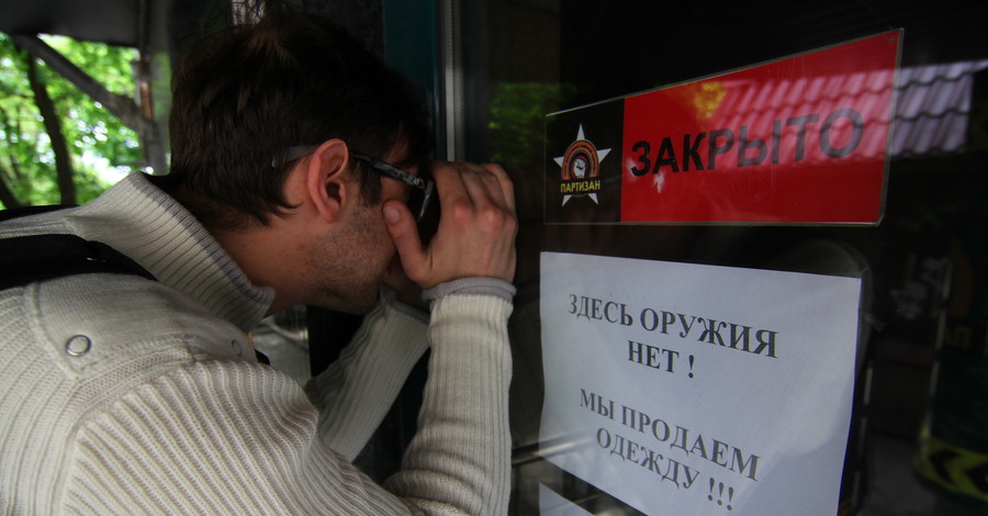В Донецке закупают продукты и привыкают к баррикадам 