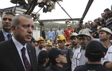 Жители Турции напали на автомобиль премьер-министра