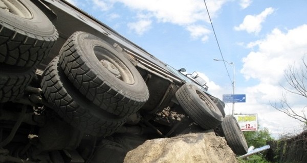 Под Киевом столкнулись две фуры