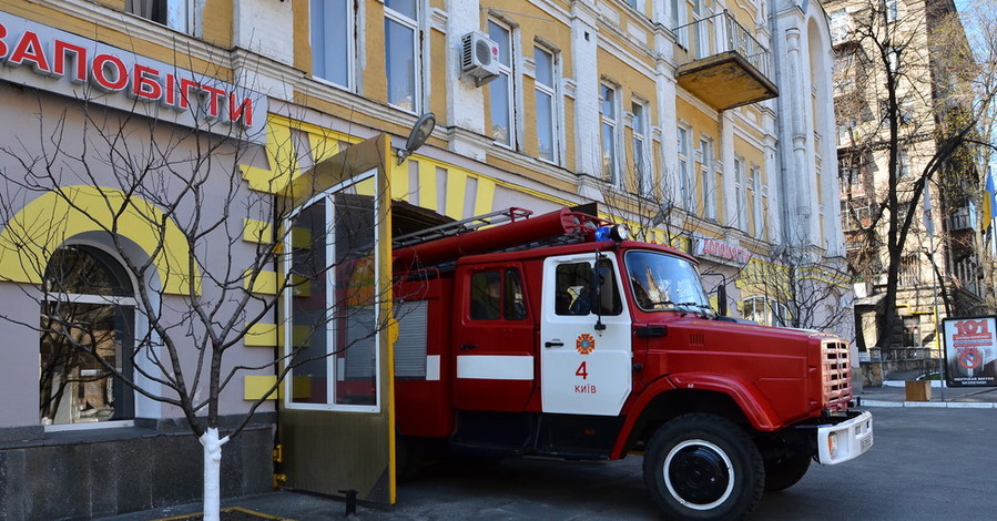 В Киеве из-за удара молнии загорелся дом и погиб человек