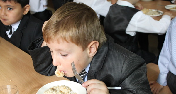 В Кривом Роге малышей и школьников кормили просроченным мясом с опасными добавками