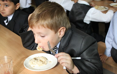В Кривом Роге малышей и школьников кормили просроченным мясом с опасными добавками