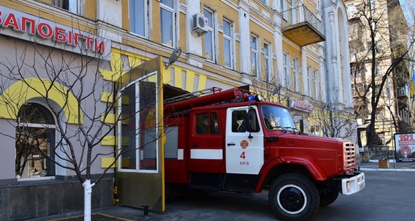 В Киеве горят билборды и поджигают двери квартир