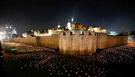 Тауэр в огне: в Британии зажгли 10 тысяч факелов в память о погибших в Первой мировой войне